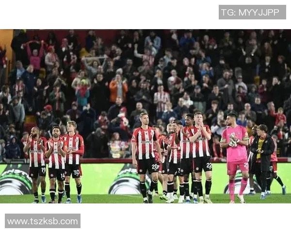 英超球队曼联签下巴黎中场，引发球迷热议和期待